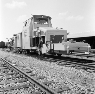 169705 Afbeelding van de stopmachine Plassermatic 275 van de N.S. te Alkmaar.